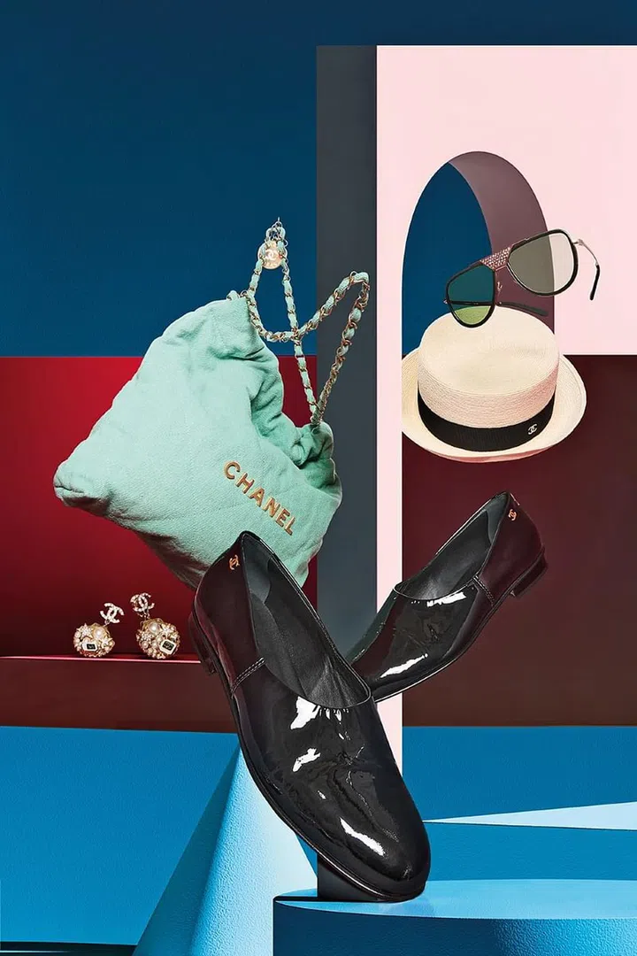 上至下：飞行员太阳镜、帽子、Chanel 22手袋、莫卡辛鞋、耳环/Chanel。