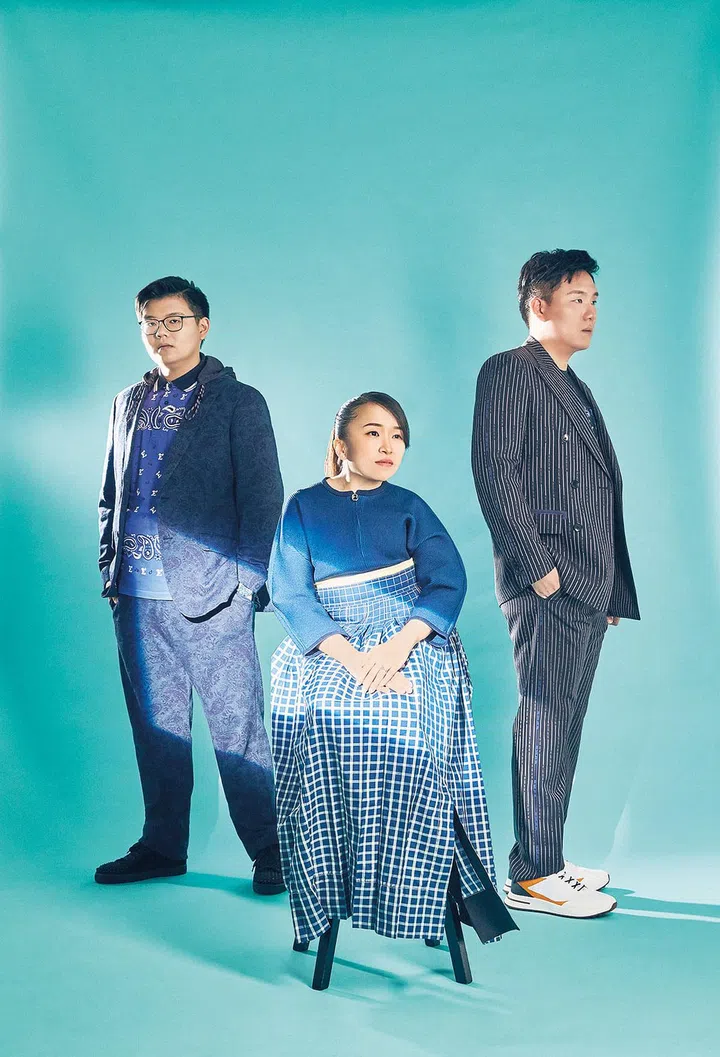 Choo Angie: 涤纶弹力上衣、涤纶弹力文胸、棉质梭织长款连衣裙/Tory Burch。
Alvin Choo: 棉质Polo T恤、棉质涤纶可拆卸连帽夹克、配套棉质涤纶长裤/Etro。
Allan Choo: 棉质T恤、羊毛双排扣条纹夹克、配套的羊毛裤/Etro；针织皮革运动鞋/Loro Piana。