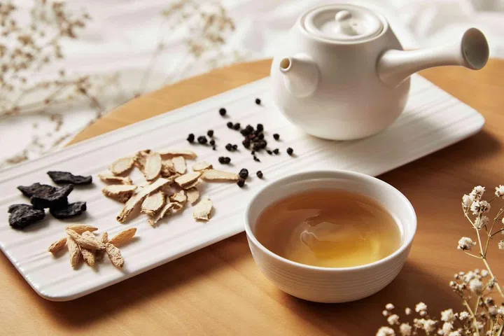 田原香花旗参滴鸡精采用散养黑羽鸡，不含化学物质，健康又营养。