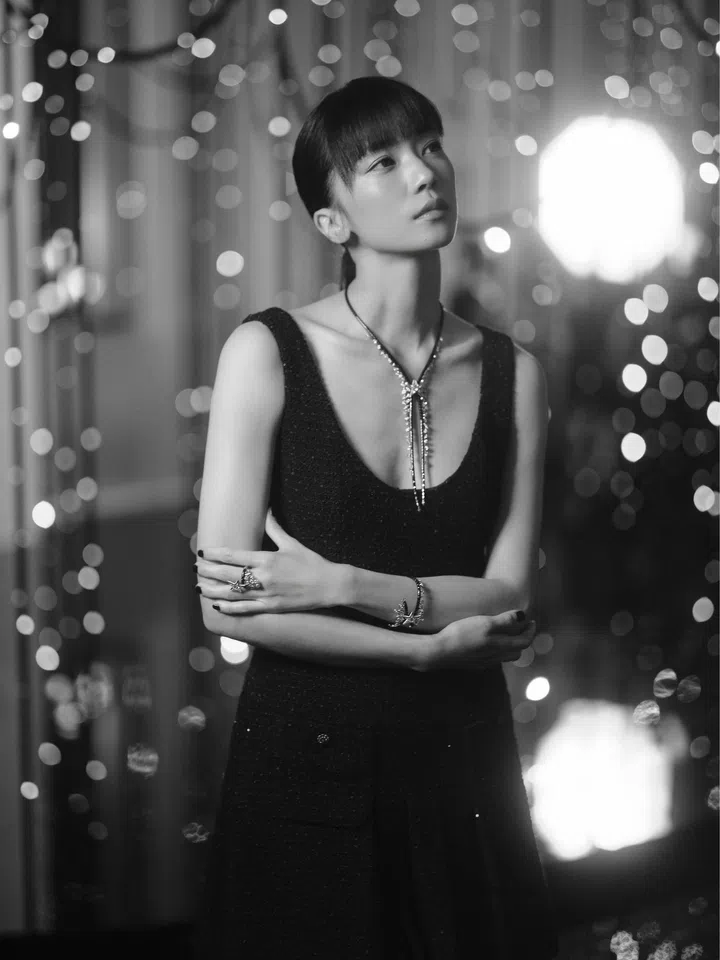 舞蹈家吴孟珂佩戴Reach for the Stars高级珠宝系列Take my breath away项链、手镯、戒指。