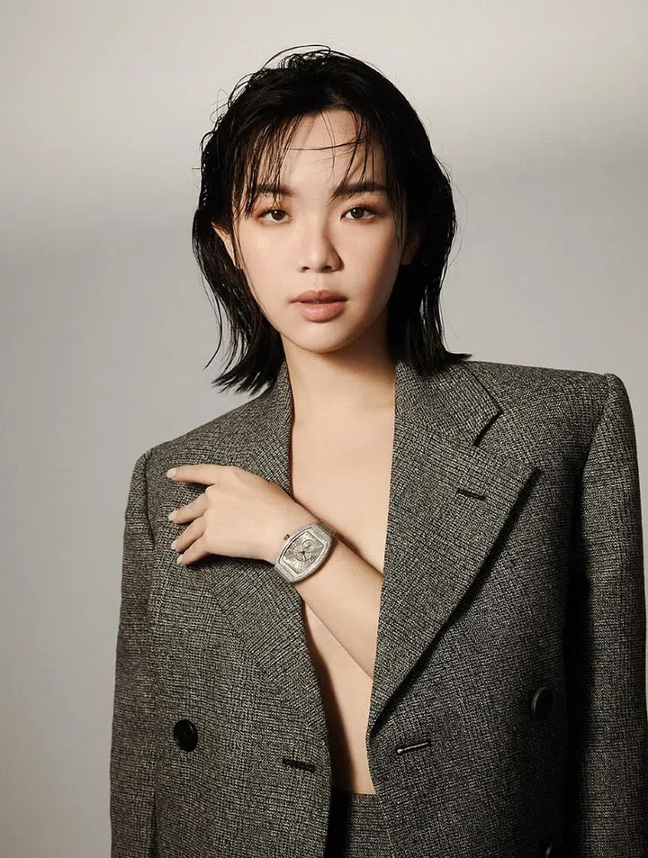 Vanguard Lady Slim Vintage腕表/Franck Muller。羊毛大衣/Prada。