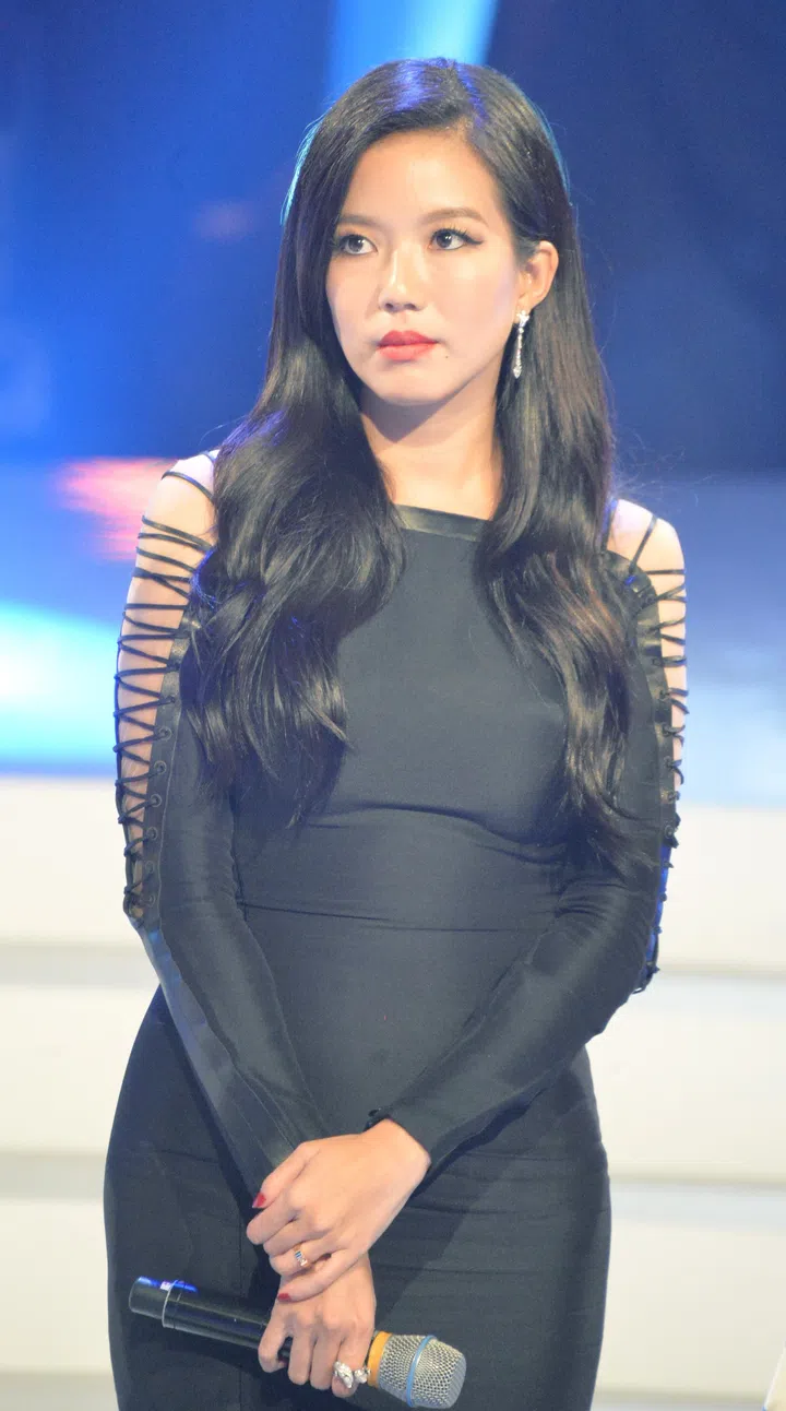 2015年4月19日，第一场的《红星大奖2015》，最后一次在加利谷山举行。大会安排当晚的“最喜爱角色”入围者坐在台上等待成绩，有观众指女艺人瑞恩，整晚黑脸亮相，频频翻白眼，也显得很不耐烦。瑞恩事后表示，是因为不太习惯那样子坐在台上。