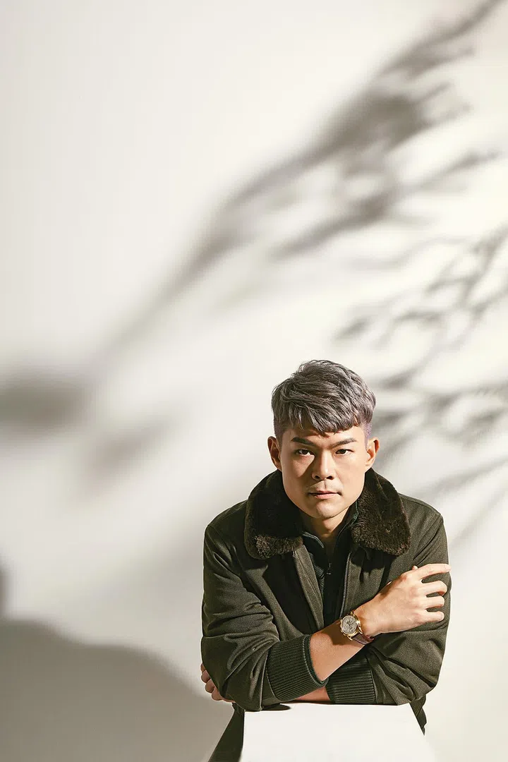 张国良佩戴百达翡丽Perpetual Calendar Chronograph型号5970J。高领毛衣、飞行员夹克和长裤/Loro Piana。