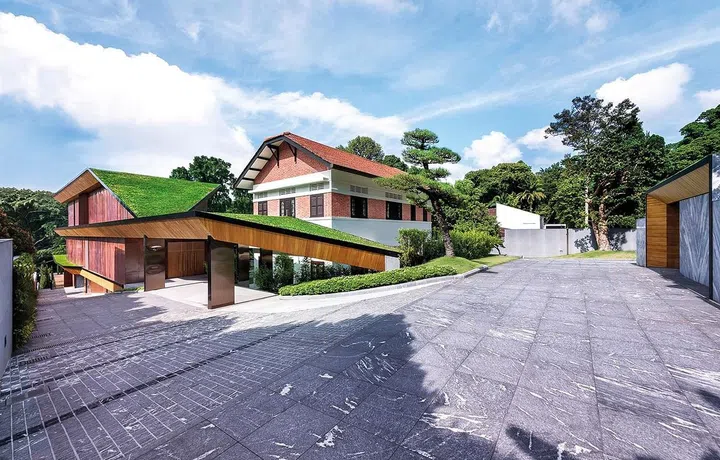 北端老屋是大门入口，但从这角度望过去，下方新建筑就会被巧妙地隐藏起来