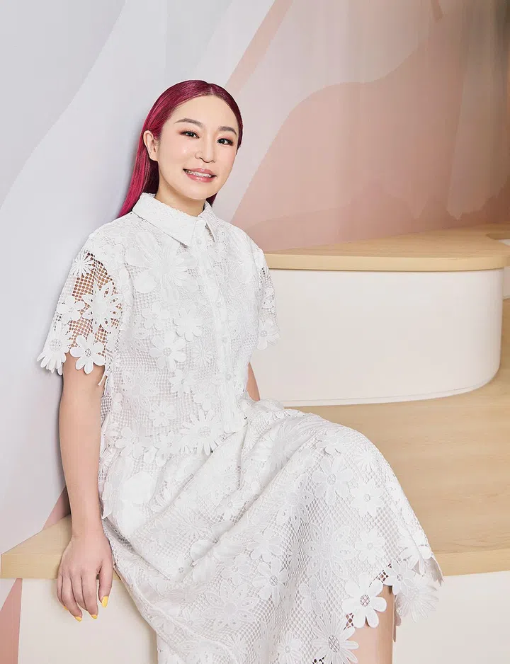 棉质混纺白色衬衫、配套半身裙/Kate Spade New York。