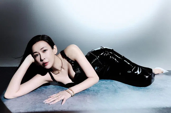 Tiffany T1 系列黄金镶钻项链、黄金镶钻窄式手镯及黄金镶钻戒指; Tiffany T 系列黄金镶钻线圈戒指; Tiffany Lock系列黄金全铺 镶钻石手镯/Tiffany & Co.。黑色乳胶连衣裙/Maria Lucia Hohan@Pois Boutique;白色饰牌皮革高跟鞋/Dolce&Gabbana。