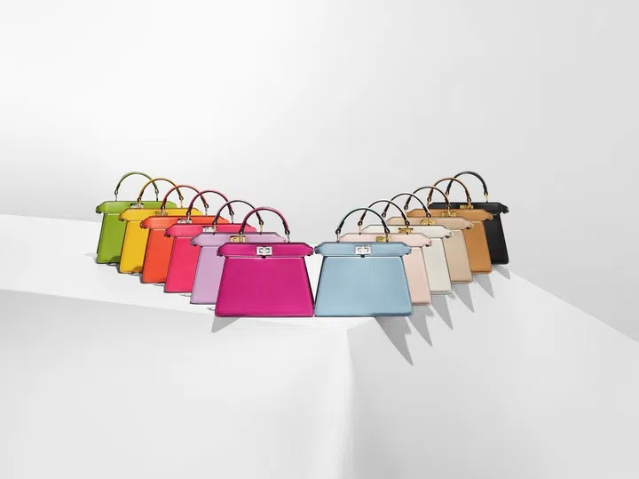 Fendi Peekaboo ISeeU Petite手袋共有12种色调明亮的纳帕皮革选项。 Photo Credit: Philippe Lacombe