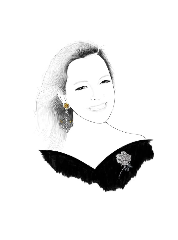 萧邦联合总裁兼创意总监Caroline Scheufele;2022 Red Carpet高级珠宝系列钻石玫瑰胸针及白金镶嵌钻石、黄钻和水晶珠粒耳坠。