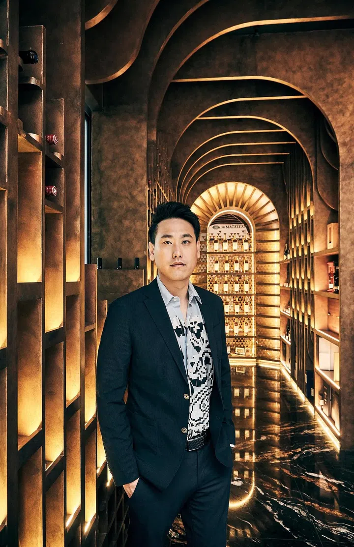 真丝印花衬衫/Etro；棉质泡泡纱夹克/Boss。