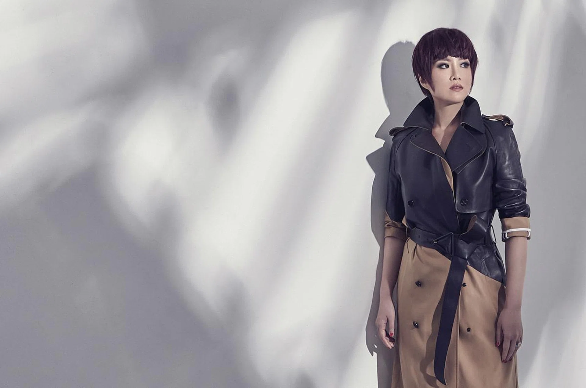 棉质皮革风衣/ Bottega Veneta。