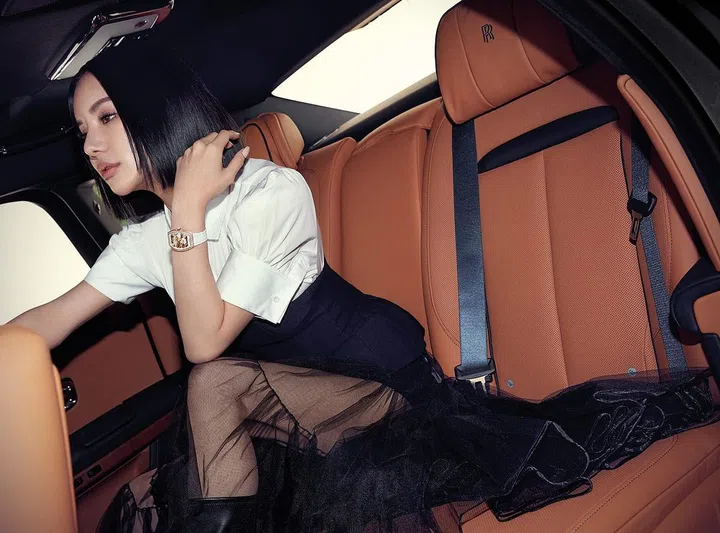 轿车/ Rolls-Royce New Ghost Extended; 棉质上衣搭配羊毛紧身胸衣、真丝薄纱裙和皮靴/Dior; The Vanguard Rose Skeleton 腕表/Franck Muller。