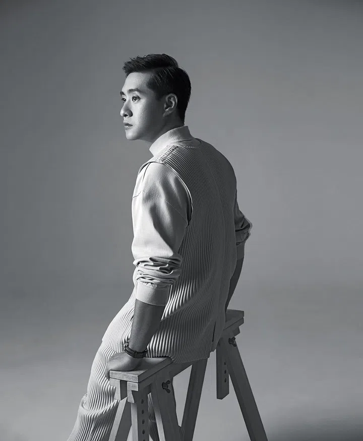 Morning联合创始人符策翔高领上衣、褶裥背心和褶裥裤/Issey Miyake Homme Plisse。