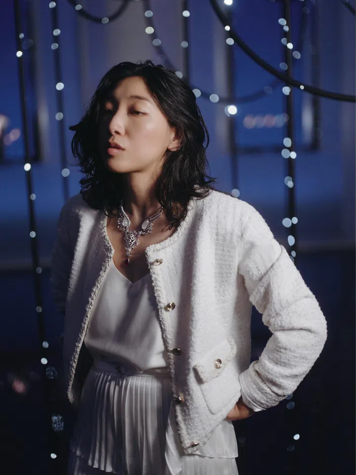 日本演员Sakura Ando佩戴Reach for the Stars高级珠宝系列Follow Your Heart项链及戒指。