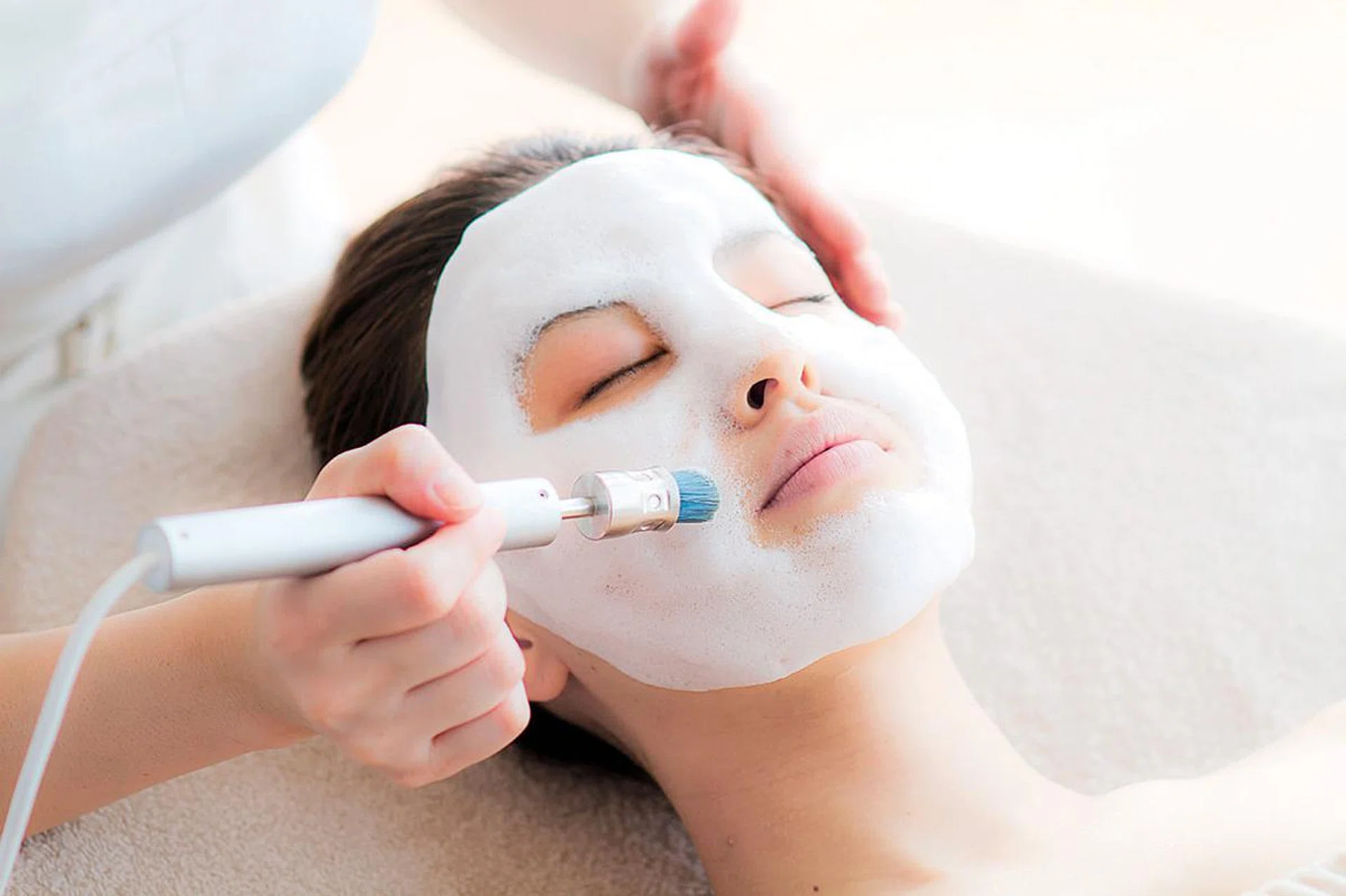 日本Recella博士疗程将冲绳海域的海水制成独特配方的泡沫疗法，集中清洁堵塞毛孔的同时滋润干燥老化的肌肤。