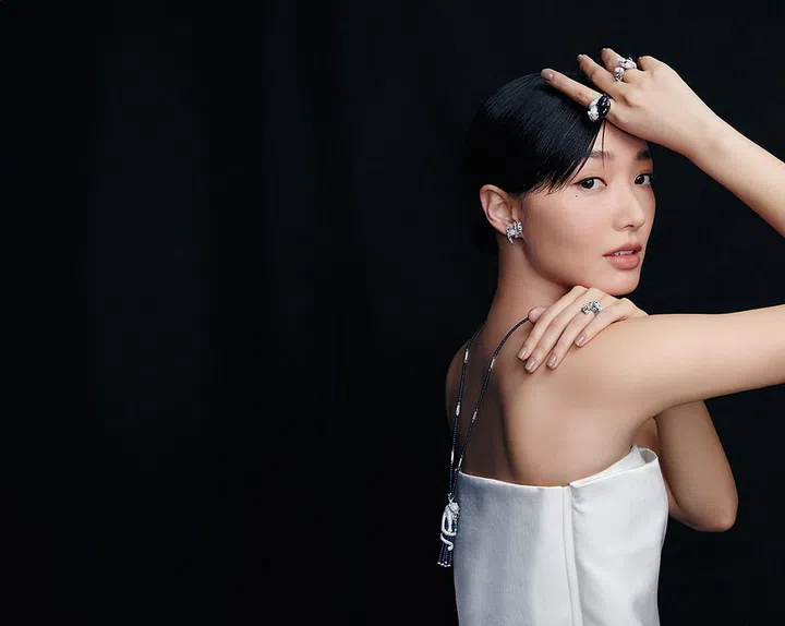 Panthère de Cartier耳环，白金镶嵌祖母绿、缟玛瑙和钻石; Panthère de Cartier项链，铂金镶嵌蓝宝石、祖母绿、缟玛瑙和钻石;  Panthère de Cartier戒指，白金镶嵌祖母绿、缟玛瑙和钻石/Cartier; 白色抹胸上衣、配套半身裙/Sportmax。