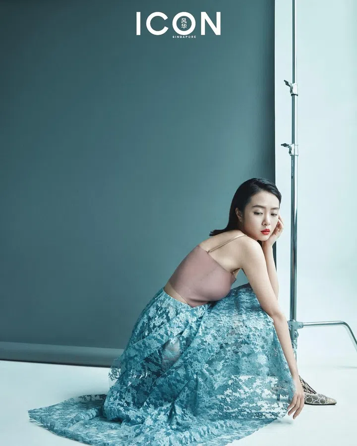 PVC紧身胸衣、真丝蕾丝裙、蕾丝长袜、丝质后系带浅口鞋/Gucci。