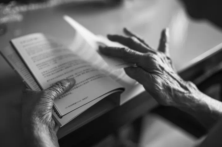 Zeng Hui Xian_To Stand and Hold