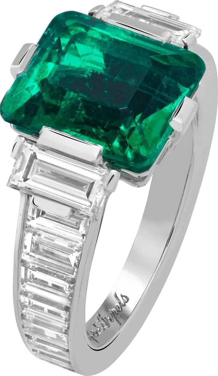 Lancet arch transformable ring. White gold, rose gold, platinum, one emerald-cut emerald of 4.38 carats (Colombia), blue and mauve sapphires, diamonds.