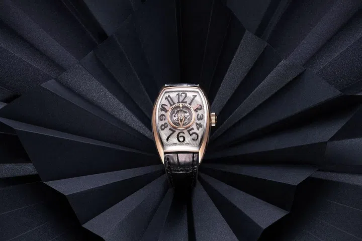 Grand Central Tourbillon Cintrée Curvex CX 36。
