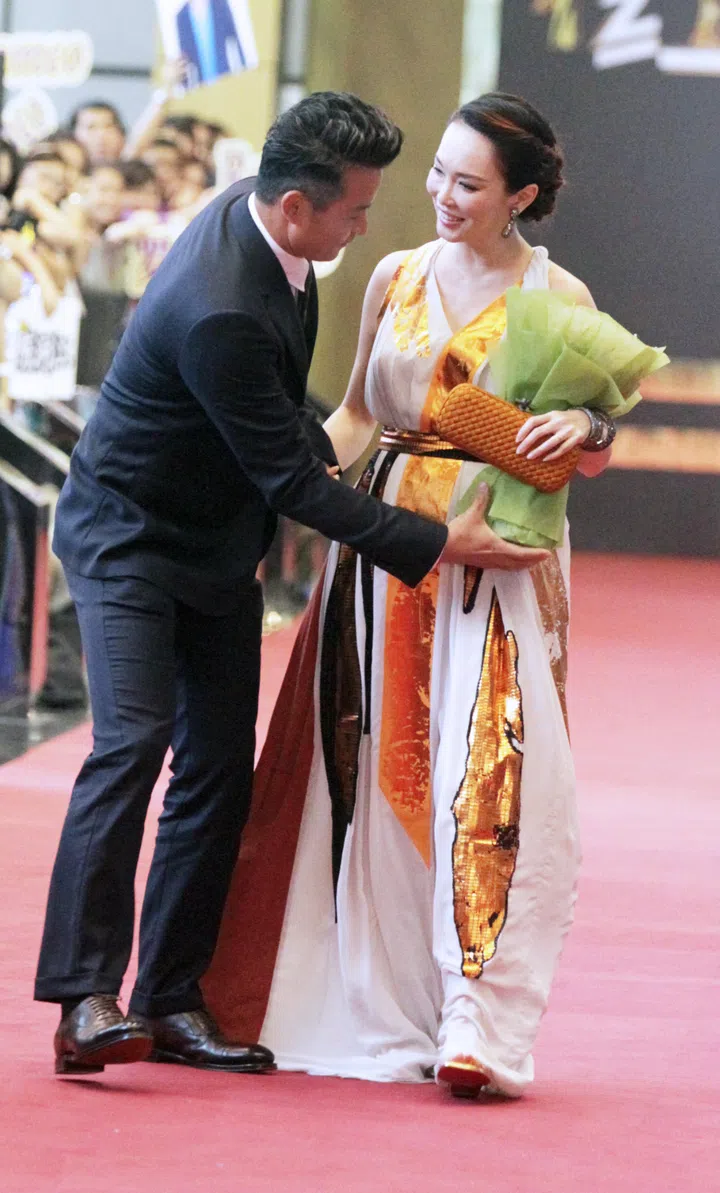 新传媒电视《红星大奖20》第二场颁奖典礼于2014年4月27日在新达新加坡会议与博览中心举行。范文芳挺着5个月大肚，与老公李铭顺恩爱牵手亮相红地毯，体贴的李铭顺全程小心翼翼扶着范文芳，沿途还主动帮她捧着粉丝送的花。