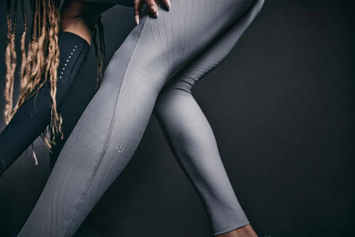 Lululemon 的运动服饰兼具功能性与时尚感。 
