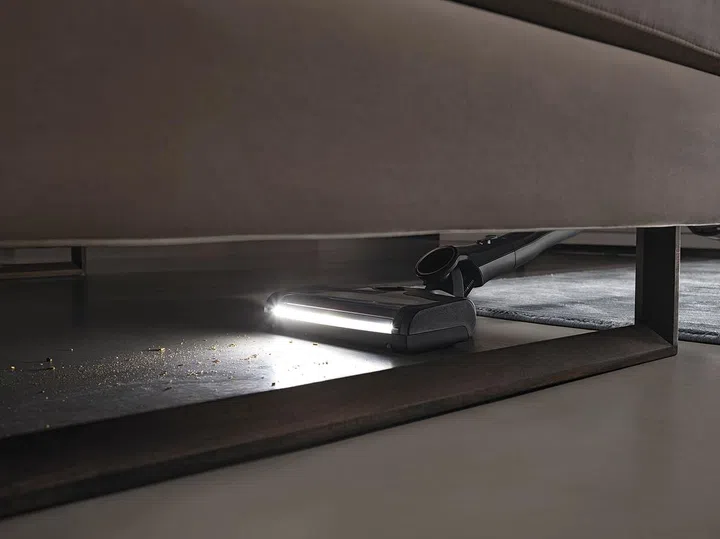 配备照明功能的智能特宽吸头，令暗角微尘无所遁形。