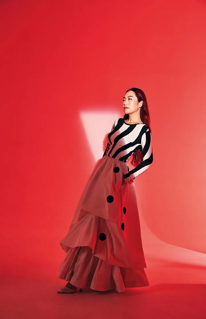 真丝平纹上衣、塔夫绸半身裙和网眼衬裙/Tory Burch；高跟鞋/Jimmy Choo。