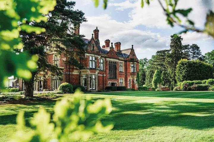 罗克利夫庄园(Rockcliffe Hall)结合了18洞高球场的庄园，可追溯到1774年，其身份也 不断变化，曾是板球俱乐，1950年代更曾是医院。
