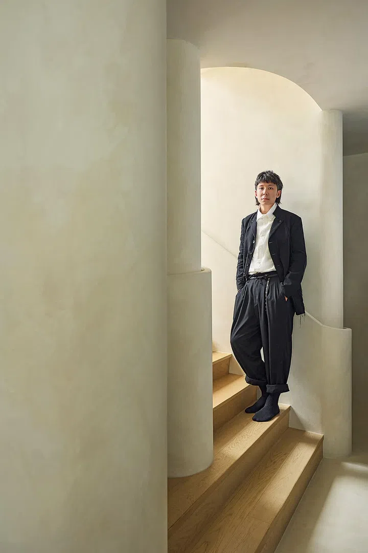 何至霖受美国设计师Rick Owens影响，有与众不同的美学观点。