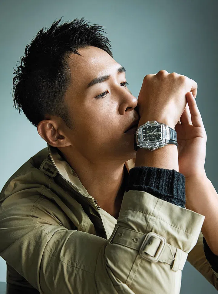 Big Bang灵魂系列蓝宝石魔力腕表，42毫米/Hublot。羊毛针织毛衣和尼龙风衣/Ralph Lauren Purple Label。