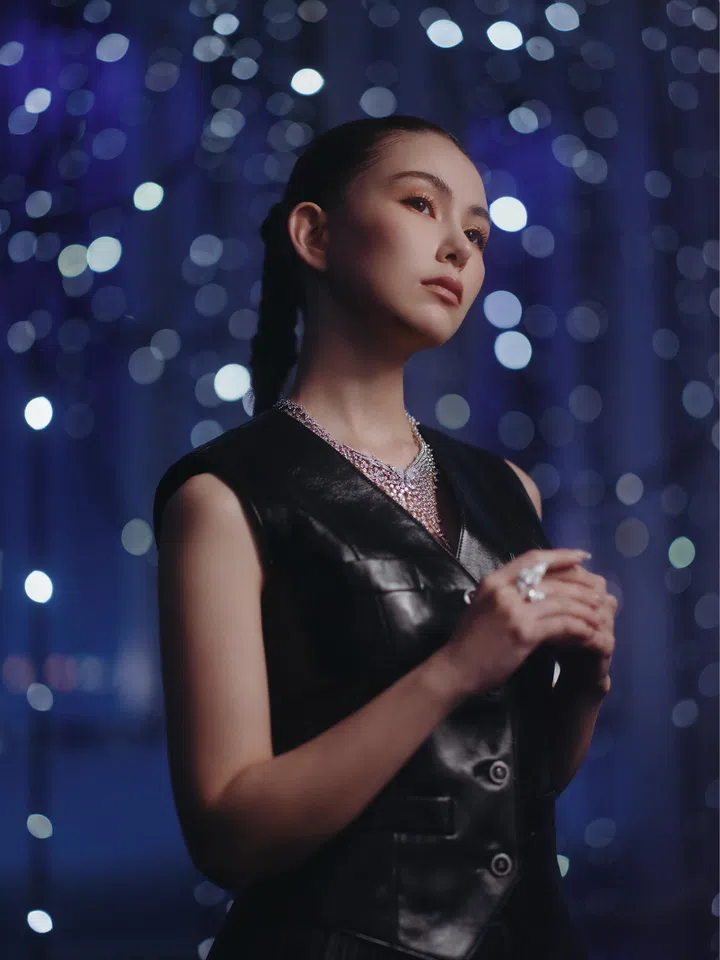  台湾女星昆凌佩戴Reach for the Stars高级珠宝系列Pretty Wings项链。