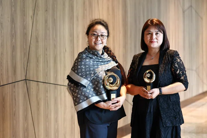 由国家艺术理事会颁发的第42届艺术赞助奖颁奖礼于2025年8月20日晚上，在泛太平洋酒店举行。积极推动新加坡艺术发展，资助年轻人和艺术团体，声乐演员隋宁（左）在颁奖礼上获颁艺术赞助荣誉奖（Distinguished Patron of the Arts），亚洲文化交流中心董事龚娅琼则获颁艺术赞助奖（Patron of the Arts）。