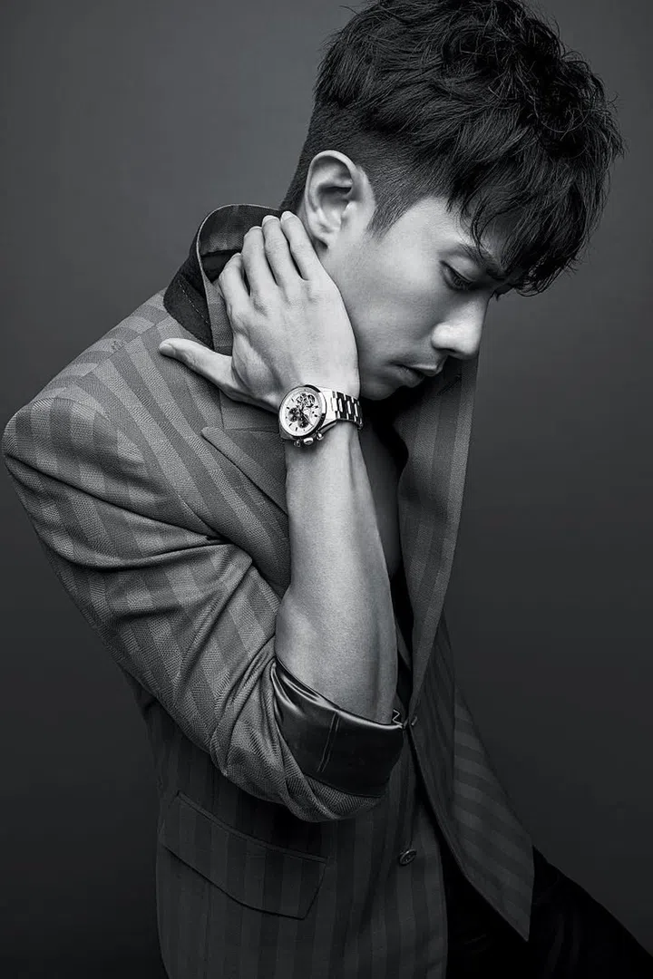 羊毛双排扣夹克、羊毛裤/Louis Vuitton; Chronomaster Open腕表精钢款/Zenith。
