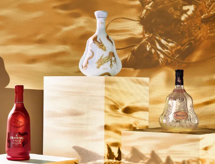 杨泳梁为轩尼诗(Hennessy)设计2024春节限量版包装。