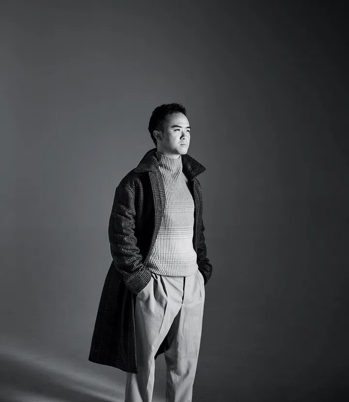 羊绒羊毛套头衫、棉质斜纹长裤、羊毛大衣/Loro Piana。
