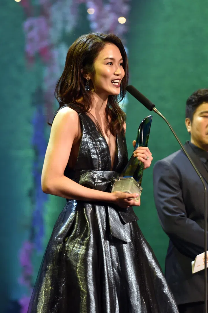 新传媒“红星大奖2016”第一场颁奖礼于4月17日在波那维斯达媒体城的新传媒演播厅举行。白薇秀上台领取“10大最受欢迎女艺人”奖，一上台就引用诸葛亮的名言“非淡泊无以明志，非宁静无以致远”开头，却频频吃螺丝。 