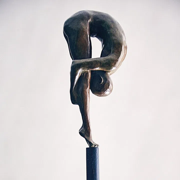 法国艺术家Corda Mauro的铜制雕塑作品L’Acrobate 展现出曲线美。