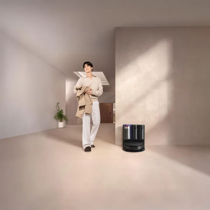 Dyson亚太区官方品牌大使朴宝剑与智能家务助理Dyson Spot+Scrub Ai Robot Vacuum。