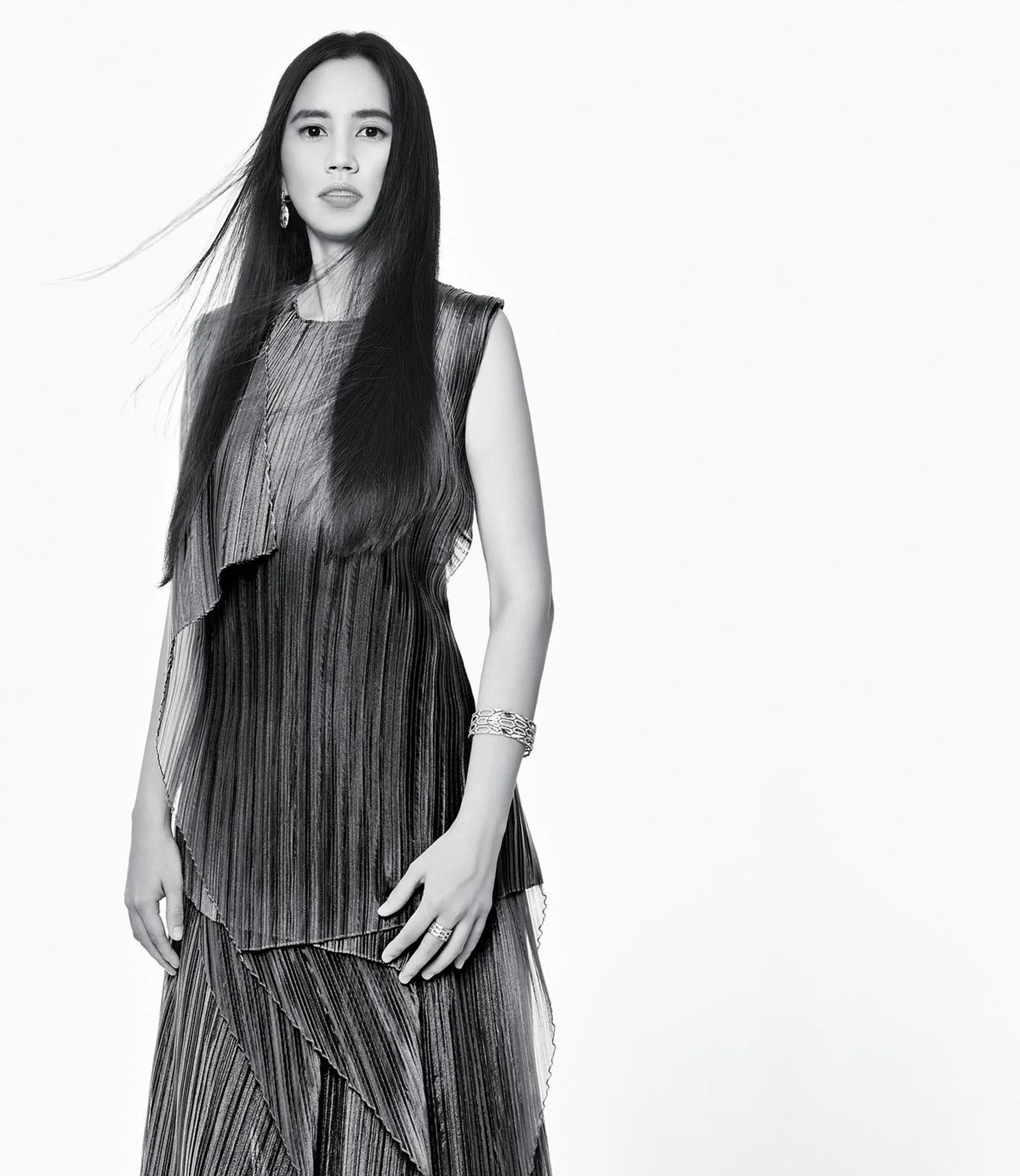 涤纶褶皱上衣与裙子/Boss Ladies。Serpenti白金镶嵌祖母绿钻石手镯、耳环与戒指/Bulgari。