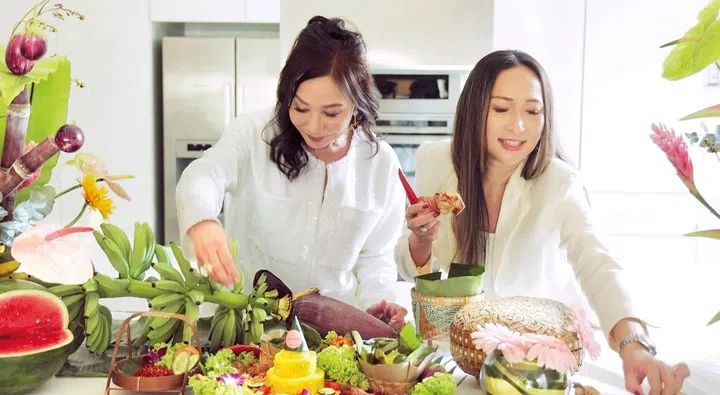 Maria和Christina精心策划了一个“热带”主题的餐桌摆设。