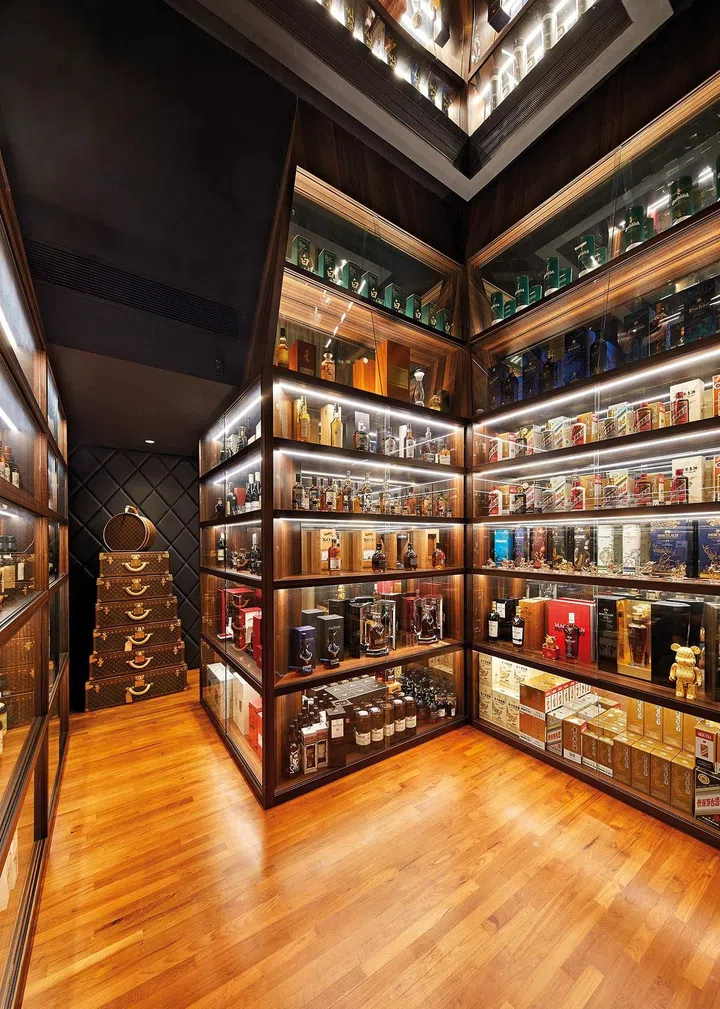 除了收藏潮玩，主人也热爱上等佳酿，因此决定把书房改造成主人的藏酒间。