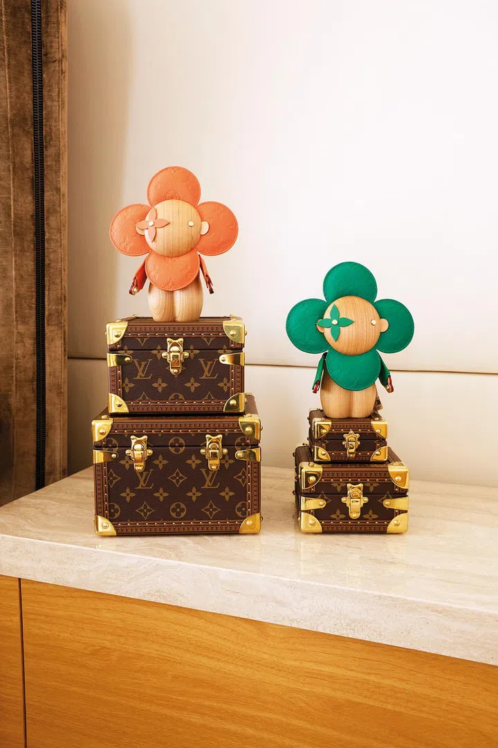 由于名字同音的关系，Vivien收集了不少Louis Vuitton 的Vivienne 娃娃。