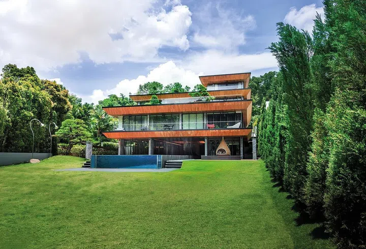 主建筑依山而建，顺着地势向南递进，面对大片绿茵地。