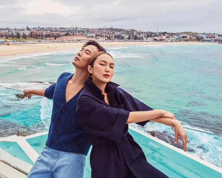 位于邦迪海滩南端的悉尼冰山餐馆(Icebergs Dining Room and Bar)凭借独特的 地理位置，成为悉尼的标志性景点。池水与汹涌的海浪交融，带来壮丽的自然景象， 吸引无数游客与摄影师。无论是在清晨的第一缕阳光下，还是日落时分的余晖中， 冰山泳池都展现了邦迪独特的自然魅力。outfit: 戚玉武 & 白薇秀 / Tod‘s