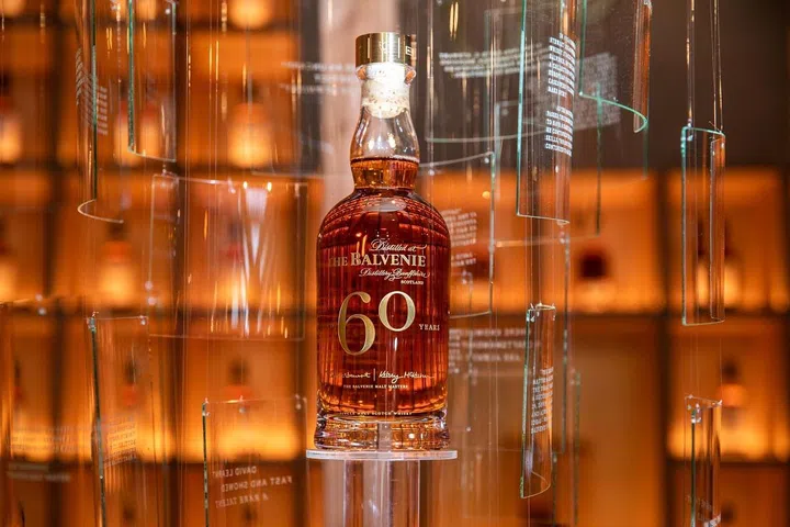The Balvenie Sixty全球限量发行71瓶,包装设计也堪称为一件精美艺术品。