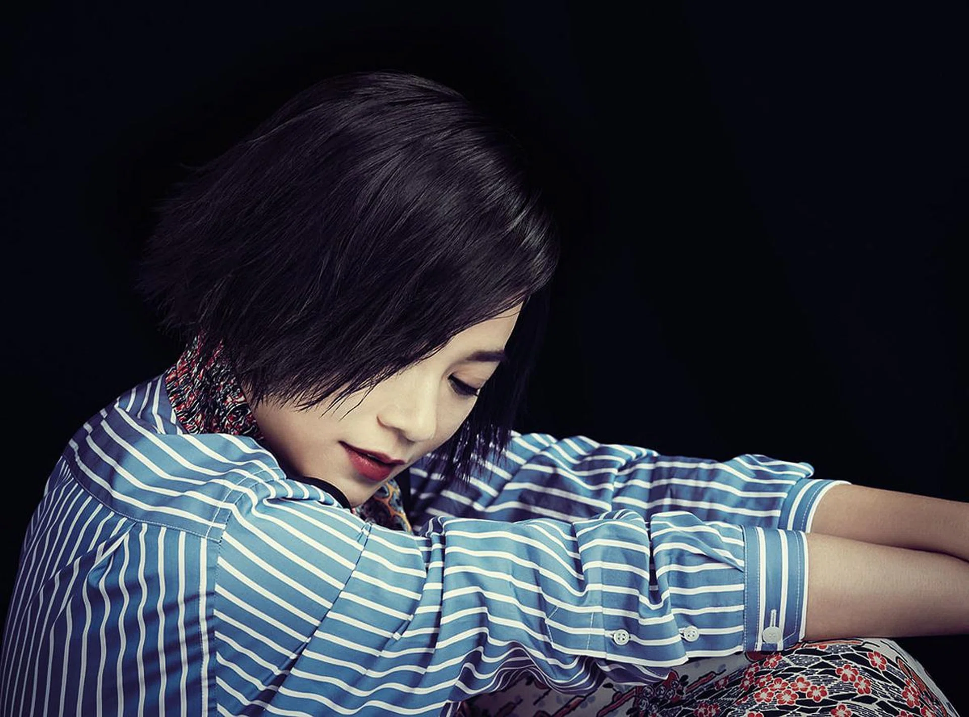 棉质衬衫和裙子/Prada。 