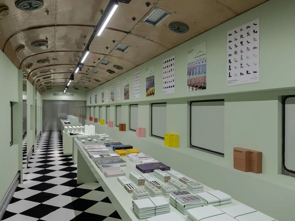 Prada在火车内打造工作坊和礼品区。