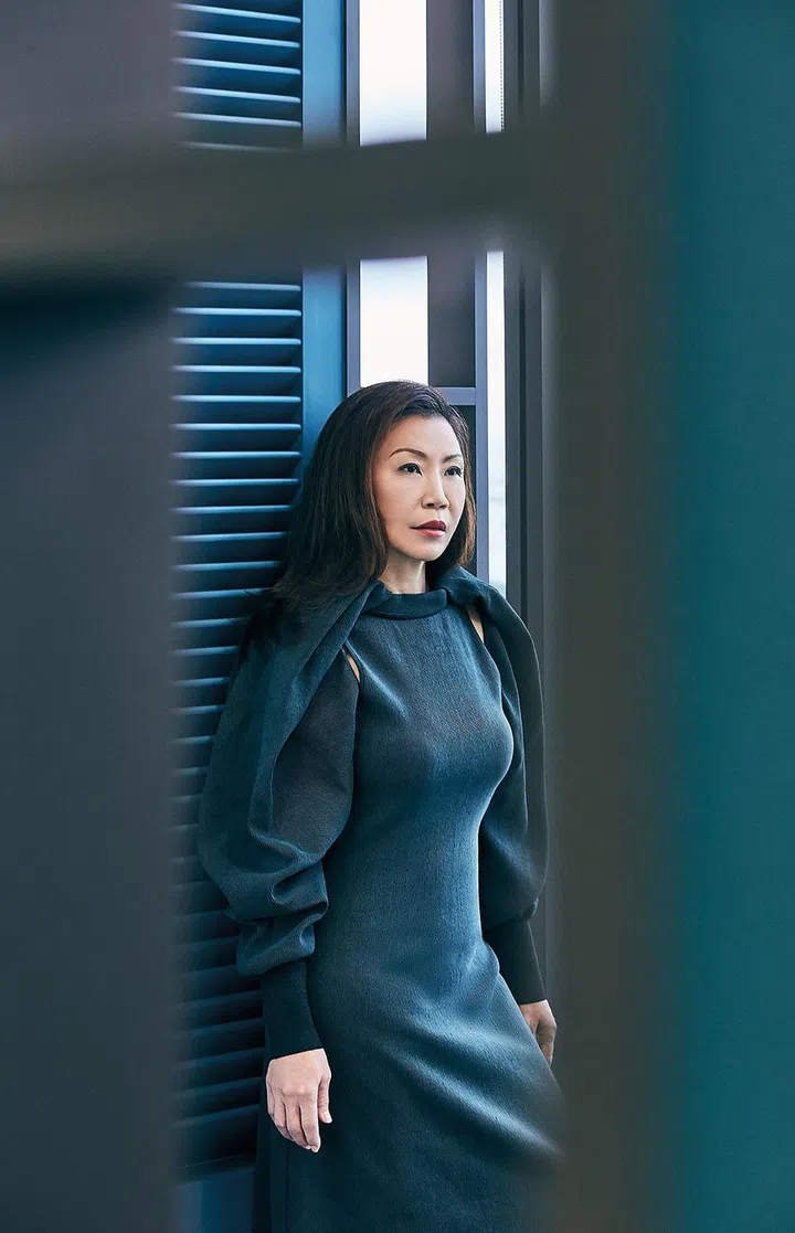 真丝绉纱连衣裙/Salvatore Ferragamo。