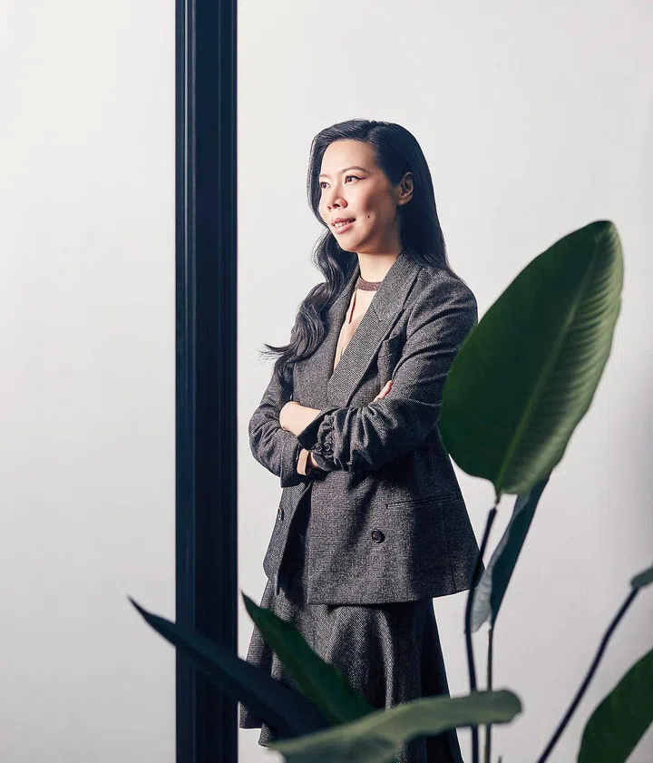 装饰细节真丝上衣、棉毛混纺粗花呢外套和配套裙/Brunello Cucinelli。