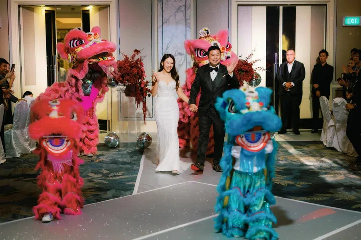 新郎请来长期支持的醒狮与舞龙队为现场增添喜庆气。